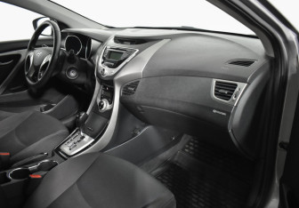 Подержанный автомобиль Hyundai Elantra Sedan 2011 года (12 фото)