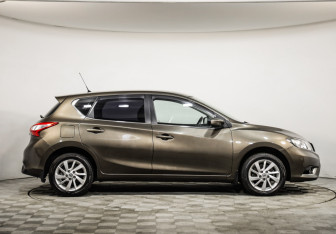 Подержанный автомобиль Nissan Tiida Hatchback 2015 года (4 фото)