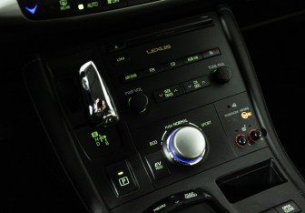 Подержанный автомобиль Lexus CT 2011 года (18 фото)