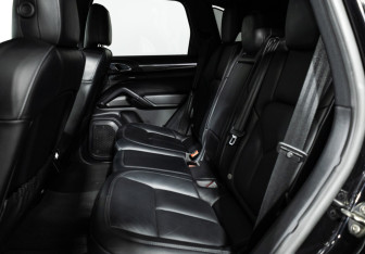 Подержанный автомобиль Porsche Cayenne 2015 года (10 фото)