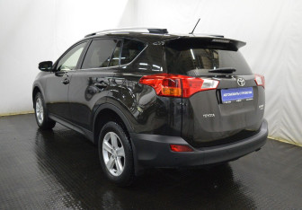 Подержанный автомобиль Toyota RAV4 2014 года (7 фото)