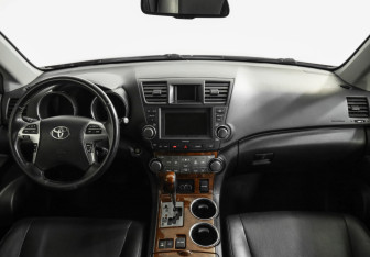 Подержанный автомобиль Toyota Highlander 2012 года (10 фото)