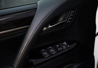 Подержанный автомобиль Lexus LX 2016 года (13 фото)