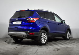 Подержанный автомобиль Ford Kuga 2017 года (5 фото)