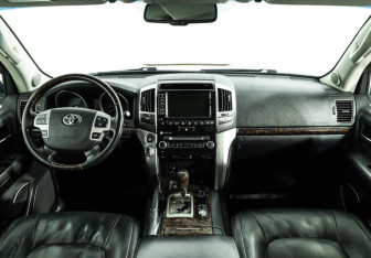 Подержанный автомобиль Toyota Land Cruiser Suv 2014 года (13 фото)
