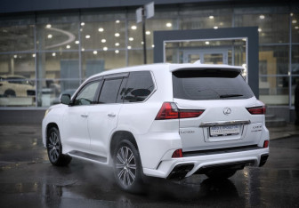 Подержанный автомобиль Lexus LX 2021 года (6 фото)