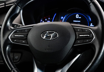Подержанный автомобиль Hyundai Santa Fe 2019 года (11 фото)
