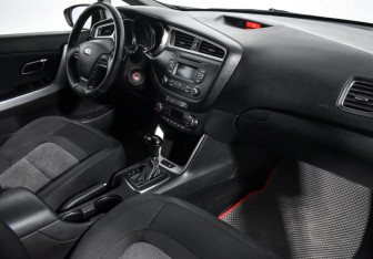 Подержанный автомобиль Kia Ceed Wagon 2018 года (13 фото)