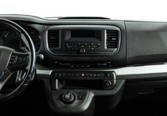 Подержанный автомобиль Peugeot Traveller 2018 года (14 фото)