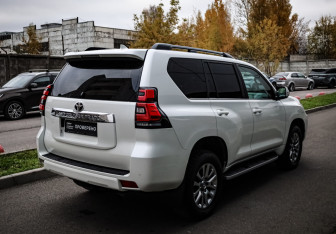 Подержанный автомобиль Toyota Land Cruiser Prado 2019 года (4 фото)