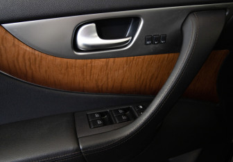 Подержанный автомобиль Infiniti QX70 2014 года (25 фото)