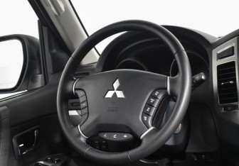 Подержанный автомобиль Mitsubishi Pajero 2021 года (14 фото)