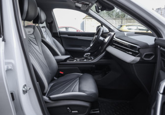 Подержанный автомобиль Geely Atlas 2024 года (31 фото)