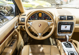 Подержанный автомобиль Porsche Cayenne 2007 года (13 фото)
