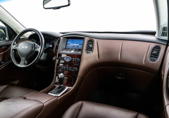 Подержанный автомобиль Infiniti QX50 2017 года (9 фото)