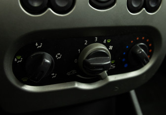 Подержанный автомобиль Renault Logan Sedan 2011 года (16 фото)