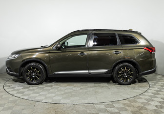 Подержанный автомобиль Mitsubishi Outlander 2019 года (8 фото)