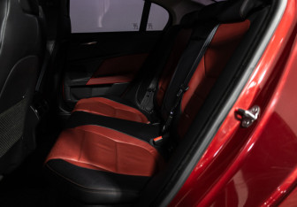 Подержанный автомобиль Jaguar XE 2016 года (10 фото)
