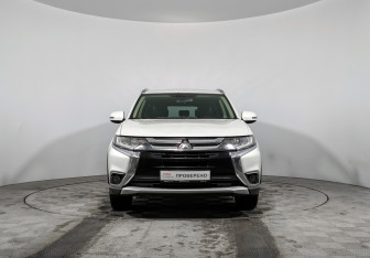 Подержанный автомобиль Mitsubishi Outlander 2017 года (2 фото)