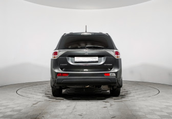 Подержанный автомобиль Mitsubishi Outlander 2013 года (6 фото)