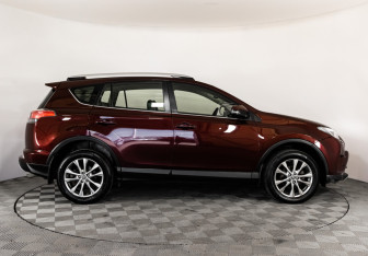 Подержанный автомобиль Toyota RAV4 2016 года (4 фото)