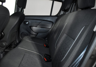 Подержанный автомобиль Renault Sandero 2018 года (11 фото)