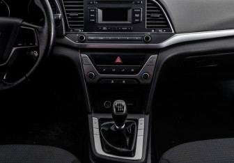 Подержанный автомобиль Hyundai Elantra Sedan 2016 года (11 фото)