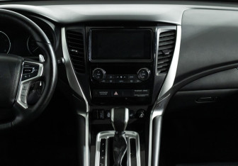 Подержанный автомобиль Mitsubishi Pajero Sport 2018 года (14 фото)