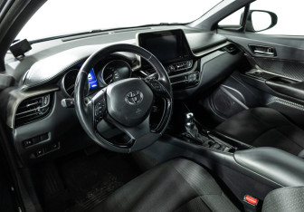 Подержанный автомобиль Toyota C-HR 2019 года (11 фото)