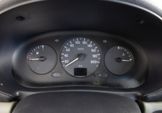 Подержанный автомобиль Renault Symbol 2003 года (11 фото)