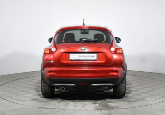 Подержанный автомобиль Nissan Juke 2011 года (6 фото)