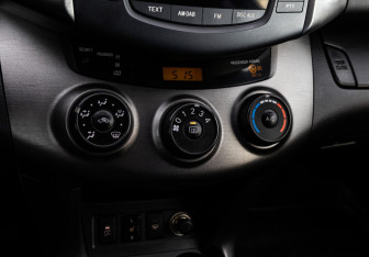 Подержанный автомобиль Toyota RAV4 2010 года (16 фото)