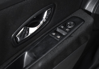 Подержанный автомобиль Renault Fluence 2014 года (10 фото)