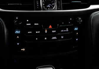 Подержанный автомобиль Lexus LX 2015 года (18 фото)