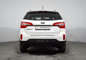 Подержанный автомобиль Kia Sorento 2016 года (6 фото)
