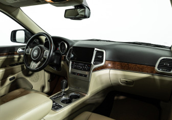Подержанный автомобиль Jeep Grand Cherokee 2012 года (9 фото)