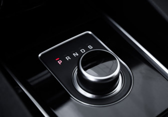 Подержанный автомобиль Jaguar F-Pace 2016 года (19 фото)