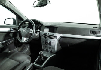 Подержанный автомобиль Opel Astra Wagon 2010 года (9 фото)