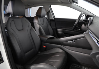 Подержанный автомобиль Hyundai Elantra Sedan 2024 года (11 фото)
