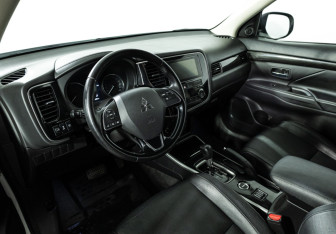 Подержанный автомобиль Mitsubishi Outlander 2018 года (11 фото)
