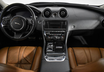 Подержанный автомобиль Jaguar XJ 2016 года (66 фото)