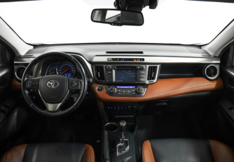 Подержанный автомобиль Toyota RAV4 2015 года (11 фото)