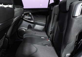 Подержанный автомобиль Toyota RAV4 2011 года (10 фото)