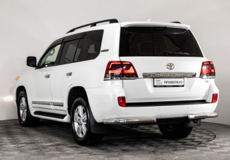Подержанный автомобиль Toyota Land Cruiser Suv 2014 года (8 фото)