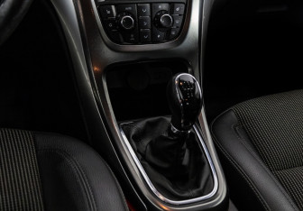 Подержанный автомобиль Opel Astra Hatchback 2010 года (12 фото)