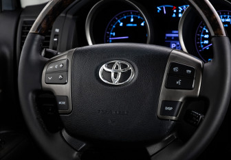 Подержанный автомобиль Toyota Land Cruiser Suv 2008 года (11 фото)
