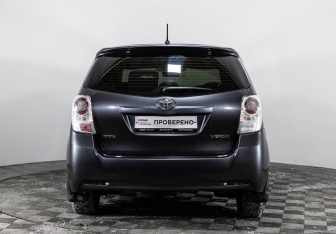 Подержанный автомобиль Toyota Verso 2011 года (6 фото)