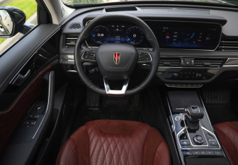 Подержанный автомобиль Hongqi HS5 2023 года (12 фото)