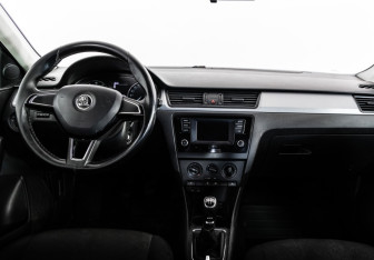 Подержанный автомобиль Skoda Rapid Liftback 2016 года (10 фото)