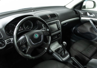 Подержанный автомобиль Skoda Octavia Liftback 2010 года (11 фото)